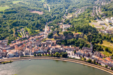 Vue aérienne de Centre du village avec ruines de la forteresse de Sierck au bord de la Moselle à Sierck-les-Bains dans le département Moselle, France