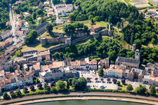 Vue aérienne de Centre du village avec ruines de la forteresse de Sierck au bord de la Moselle à Sierck-les-Bains dans le département Moselle, France