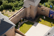 Vue aérienne de Château Mensberg, Expo. Nici Saint-Phalle à Manderen dans le département Moselle, France