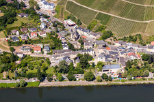 Vue aérienne de Village entre bords de Moselle et vignobles avec le Musée Europa Schengen à Grevenmacher à Schengen dans le département Remich, Luxembourg