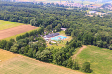 Vue aérienne de Piscine forestière à Kandel dans le département Rhénanie-Palatinat, Allemagne