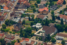 Vue aérienne de Mairie, église à Jockgrim dans le département Rhénanie-Palatinat, Allemagne