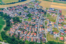 Dans l'ancien champ à Neupotz dans le département Rhénanie-Palatinat, Allemagne hors des airs