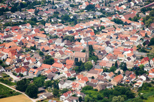 Vue aérienne de Vue des rues et des maisons des quartiers résidentiels à le quartier Sondernheim in Germersheim dans le département Rhénanie-Palatinat, Allemagne