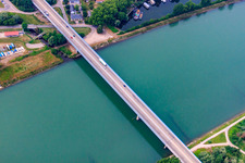 Vue aérienne de Pont du Rhin Rudolf von Habsburg pour la B35 à Germersheim dans le département Rhénanie-Palatinat, Allemagne