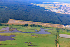 Vue aérienne de L'une des premières fermes photovoltaïques sur des terres arables à le quartier Oberhausen in Oberhausen-Rheinhausen dans le département Bade-Wurtemberg, Allemagne