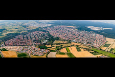 Vue aérienne de Vue panoramique en perspective des rues et des maisons des quartiers résidentiels à Hockenheim dans le département Bade-Wurtemberg, Allemagne