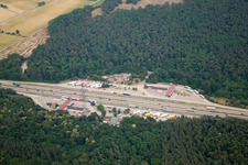 Vue aérienne de Aire de service d'autoroute sur l'itinéraire et les directions de circulation du BAB 5 Heidelberg Sud dans le district de Sankt Ilgen à Sandhausen dans le département Bade-Wurtemberg, Allemagne