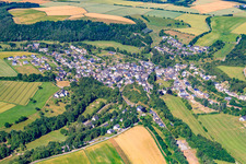 Vue aérienne de Champs agricoles et surfaces utilisables à Mengerschied dans le département Rhénanie-Palatinat, Allemagne