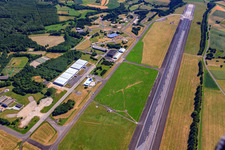 Vue aérienne de Ancien aérodrome Bad Sobernheim dans la zone industrielle et commerciale de Pferdesfeld à le quartier Dörndich in Bad Sobernheim dans le département Rhénanie-Palatinat, Allemagne