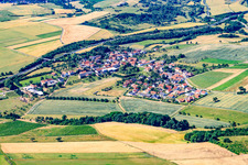 Vue aérienne de Vue des rues et des maisons des quartiers résidentiels à Waldböckelheim dans le département Rhénanie-Palatinat, Allemagne