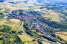 Vue aérienne de Vue des rues et des maisons des quartiers résidentiels à Waldböckelheim dans le département Rhénanie-Palatinat, Allemagne