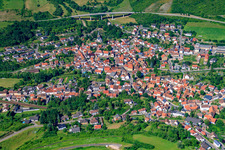 Vue aérienne de Vue des rues et des maisons des quartiers résidentiels à Alsenz dans le département Rhénanie-Palatinat, Allemagne
