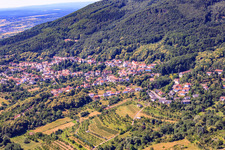 Sur le Donnersberg à Dannenfels dans le département Rhénanie-Palatinat, Allemagne d'en haut