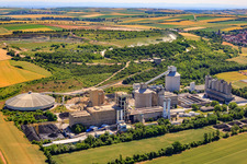 Vue aérienne de Centrale de mélange de béton et de matériaux de construction de Dyckerhoff GmbH, usine de Göllheim dans le quartier Industriepark Nord de Dreisen à le quartier Elbisheimerhof in Marnheim dans le département Rhénanie-Palatinat, Allemagne