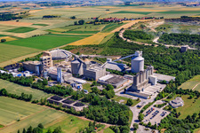 Vue aérienne de Centrale de mélange de béton et de matériaux de construction de Dyckerhoff GmbH, usine de Göllheim dans le quartier Industriepark Nord de Dreisen à le quartier Elbisheimerhof in Marnheim dans le département Rhénanie-Palatinat, Allemagne