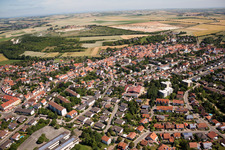 Vue d'oiseau de Göllheim dans le département Rhénanie-Palatinat, Allemagne