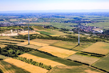 Vue aérienne de Parc éolien au-dessus de Grünstadt à Tiefenthal dans le département Rhénanie-Palatinat, Allemagne