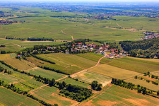 Vue aérienne de Vue sur le village à Mertesheim dans le département Rhénanie-Palatinat, Allemagne