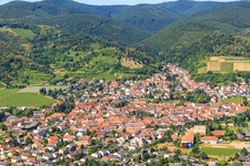 Vue aérienne de Wachtenburg (ruines du château Wachenheim) à le quartier Wachenheim in Wachenheim an der Weinstraße dans le département Rhénanie-Palatinat, Allemagne