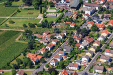 Vue aérienne de Rue de la gare à le quartier Wachenheim in Wachenheim an der Weinstraße dans le département Rhénanie-Palatinat, Allemagne