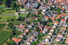 Vue aérienne de Bâtiments et parcs du domaine viticole Dr. Bürklin-Wolf à le quartier Wachenheim in Wachenheim an der Weinstraße dans le département Rhénanie-Palatinat, Allemagne
