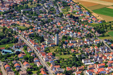 Vue aérienne de Clocher de l'église et toit de la tour à Heilig Kreuz-Speyerdorf à le quartier Lachen in Neustadt an der Weinstraße dans le département Rhénanie-Palatinat, Allemagne