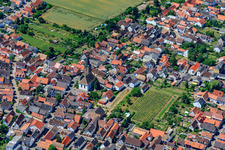 Vue aérienne de Bâtiment d'église au centre du village de Speyerdorf à le quartier Lachen in Neustadt an der Weinstraße dans le département Rhénanie-Palatinat, Allemagne
