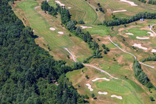 Enregistrement par drone de Zone de terrain de golf Domaine de golf Dreihof à le quartier Dreihof in Essingen dans le département Rhénanie-Palatinat, Allemagne