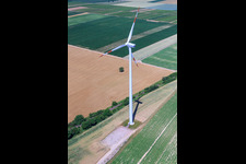 Vue aérienne de Éoliennes à le quartier Offenbach in Offenbach an der Queich dans le département Rhénanie-Palatinat, Allemagne
