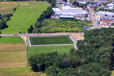 Vue aérienne de Terrain de sport Minderslachen à le quartier Minderslachen in Kandel dans le département Rhénanie-Palatinat, Allemagne