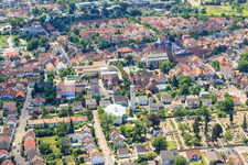 Vue aérienne de Cimetière et Saint-Pie à Kandel dans le département Rhénanie-Palatinat, Allemagne