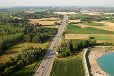 Vue aérienne de Autoroute A35 à Gambsheim dans le département Bas Rhin, France
