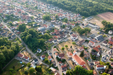 Vue aérienne de Schirrhein à Schirrhoffen dans le département Bas Rhin, France