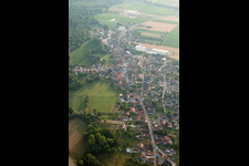 Vue aérienne de De l'est à Niederrœdern dans le département Bas Rhin, France