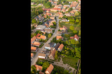 Vue aérienne de Itinéraire de la route principale à Wintzenbach dans le département Bas Rhin, France