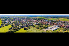 Vue aérienne de Panorama de la ville depuis la ligne de chemin de fer via Raiffeisenstraße jusqu'au DBK dans les jardins d'Unterkandeler à Kandel dans le département Rhénanie-Palatinat, Allemagne