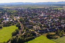 Vue aérienne de Vue de la ville avec la ligne de chemin de fer depuis le sud-est à Kandel dans le département Rhénanie-Palatinat, Allemagne