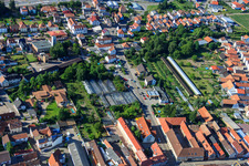 Serres sur Lindenstr à Rülzheim dans le département Rhénanie-Palatinat, Allemagne du point de vue du drone