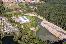 Vue aérienne de Zones riveraines sur la plage de sable de la piscine extérieure Moby Dick à Rülzheim dans le département Rhénanie-Palatinat, Allemagne