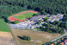 Vue aérienne de Nouveau bâtiment à la Römerbadschule à Rheinzabern dans le département Rhénanie-Palatinat, Allemagne