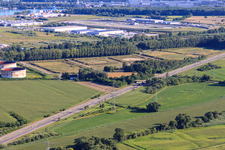 Vue aérienne de Parc de stockage démantelé sur la B9 à Jockgrim dans le département Rhénanie-Palatinat, Allemagne