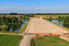 Vue aérienne de Construction de polders : barrage Hoover sur le lac de carrière ? à Neupotz dans le département Rhénanie-Palatinat, Allemagne