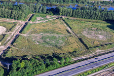 Parc de stockage démantelé sur la B9 à Jockgrim dans le département Rhénanie-Palatinat, Allemagne d'en haut