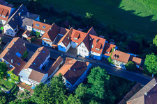 Ludwigstraße à Jockgrim dans le département Rhénanie-Palatinat, Allemagne du point de vue du drone