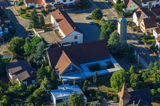 Vue aérienne de Catholique Église à Jockgrim dans le département Rhénanie-Palatinat, Allemagne