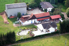 Vue aérienne de Fermes, Black Ranch à le quartier Minderslachen in Kandel dans le département Rhénanie-Palatinat, Allemagne