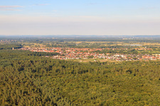 Vue aérienne de Vue de la ville depuis l'est à Jockgrim dans le département Rhénanie-Palatinat, Allemagne