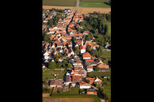 Vue oblique de Vue des rues et des maisons des quartiers résidentiels à le quartier Mühlhofen in Billigheim-Ingenheim dans le département Rhénanie-Palatinat, Allemagne