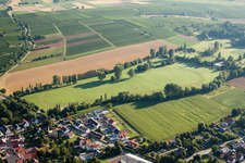 Vue aérienne de Hippodrome - piste de courses sous harnais à le quartier Billigheim in Billigheim-Ingenheim dans le département Rhénanie-Palatinat, Allemagne